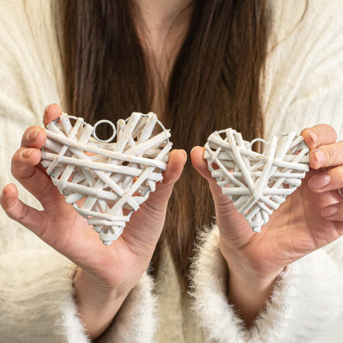 Cuore in legno intrecciati di vimini bianco per decorazione